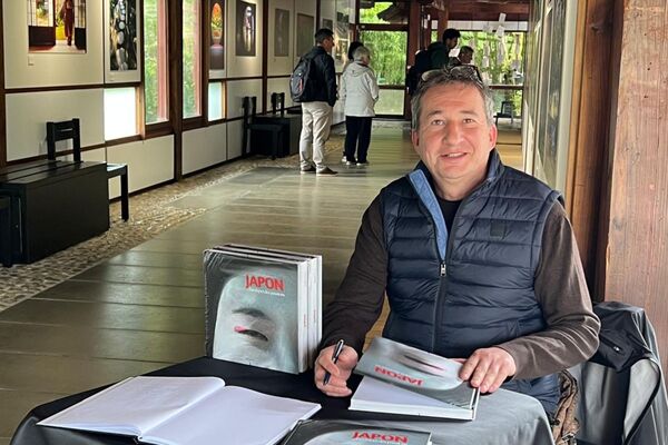 Frédéric Soreau en train de signer ses ouvrages lors d'une exposition photo à Nantes