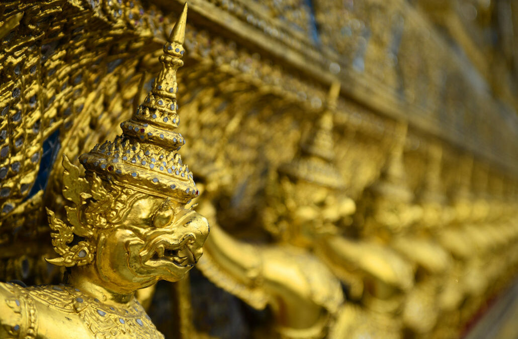 statues dan un temple de thaïlande