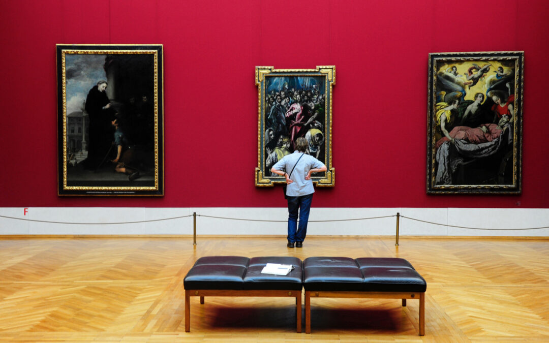une personne regarde un tableau dans un musée