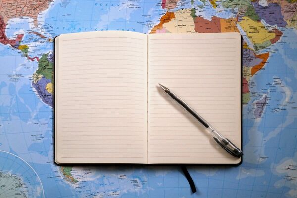 une carte du monde et un carnet