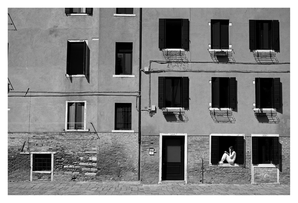 photo en noir et blanc d'un quartier populaire de venise