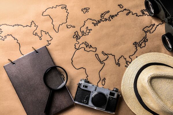 une carte avec un appareil photo dessus