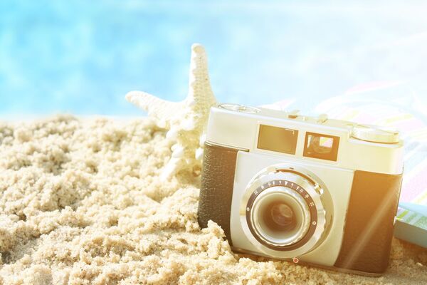 un appareil photo sur le sable en pleine canicule