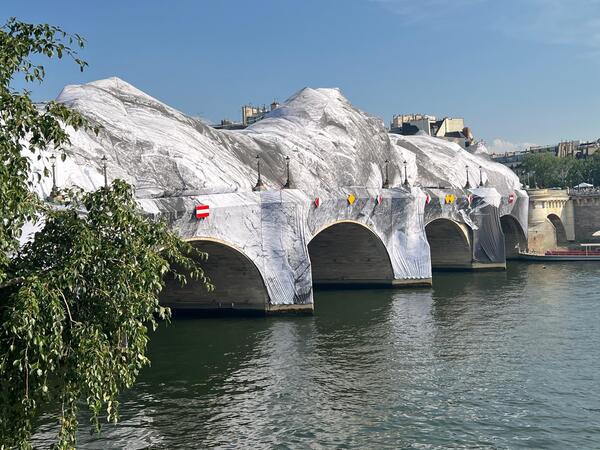 vue de la caverne du pont neuf par JR