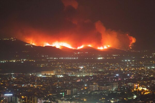 incendie sur les hauteurs d'une ville étrangère